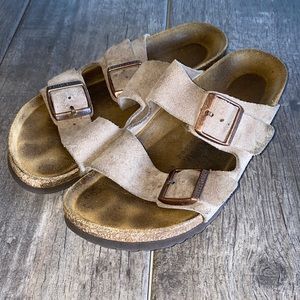 Women’s Birkenstock sandals size 7.5-8 check out pictures thanks 🙏